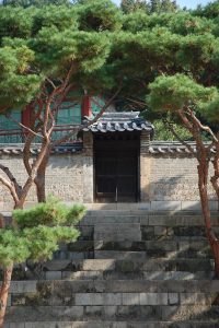 韩剧封面，首尔夜景背景韩国演员浪漫场景，冷色调精致画面